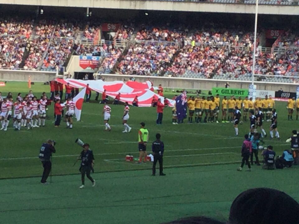 試合前両チームの選手達が整列する。