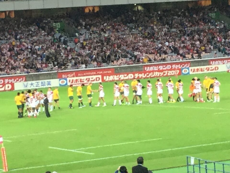 試合後、健闘を称え合う両チームの選手達。他国ではあまり使われないそうだが、「ノーサイド」という言葉がピッタリ。