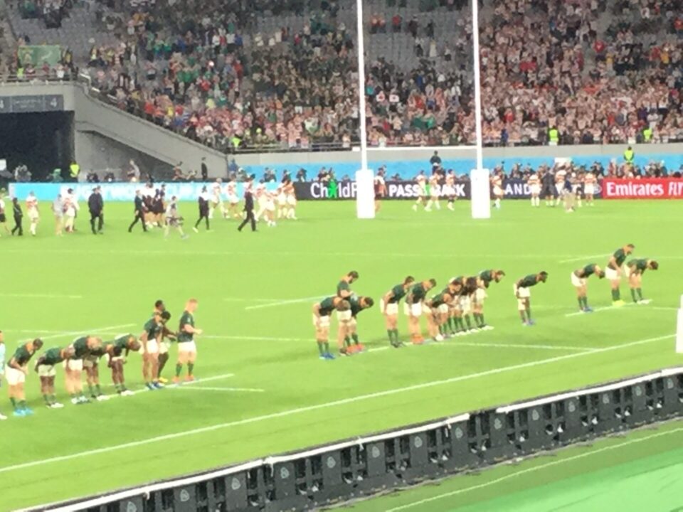 お辞儀するSpringboks。スタンドから敵味方隔てなく惜しみない拍手が贈られた。