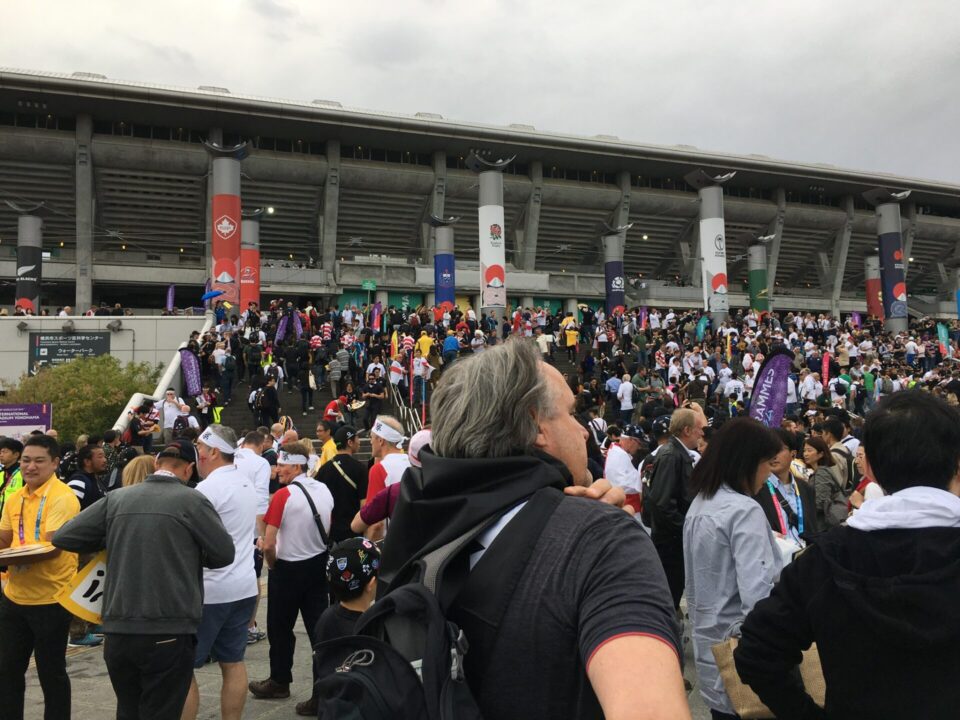 スタジアムの柱には出場国のエンブレムが装飾され、祝祭感満点。