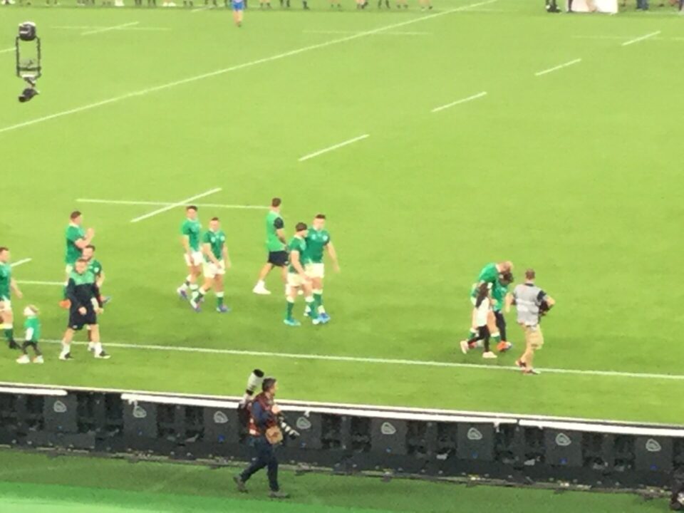 試合後スタンドに挨拶するIRELANDの選手たち。