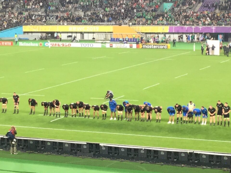 お辞儀するALL BLACKS。