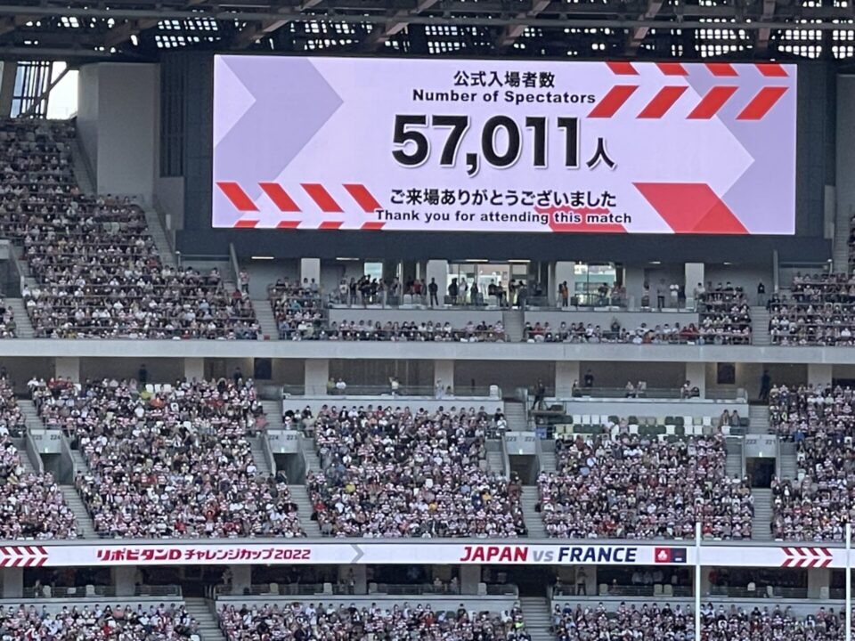 スタンドにはほぼ満員となる57,011人が入った。