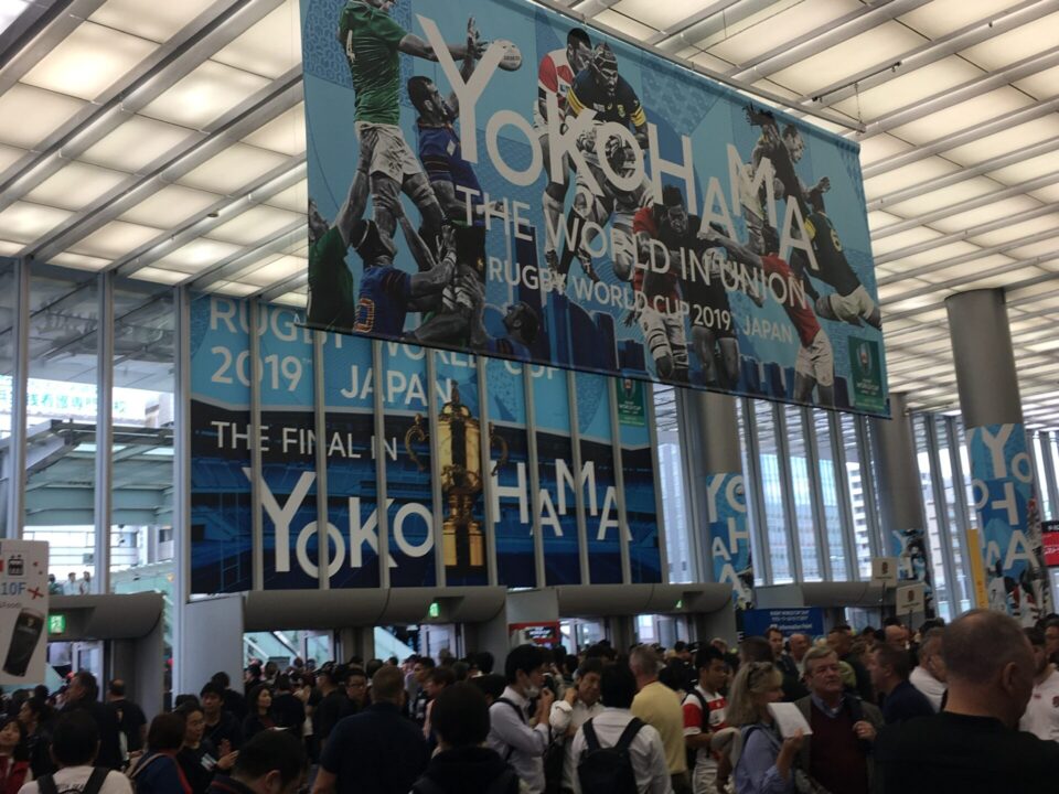 JR新横浜駅では大会の巨大バナーがお出迎え。絶好の撮影スポットになっていた。