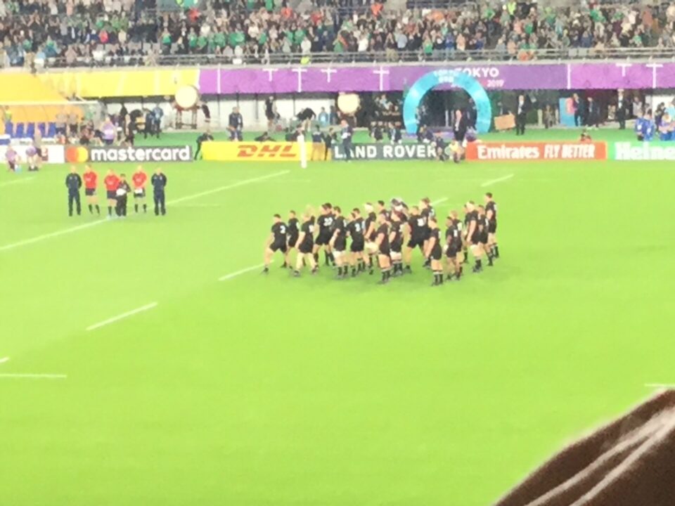 試合前のALL BLACKSのハカ。今回はカパオ・パンゴだった。