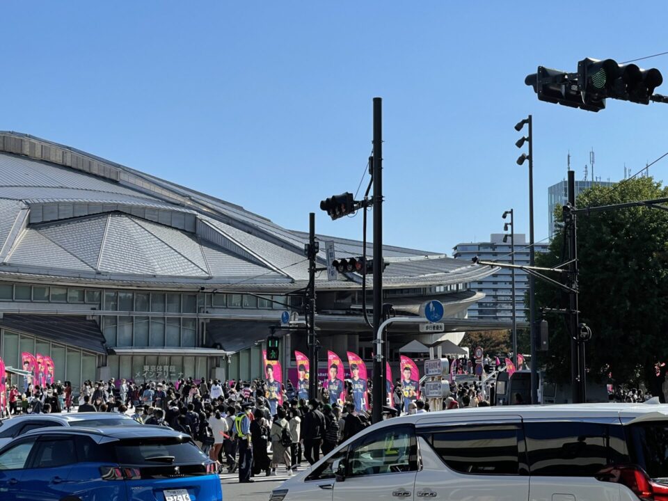 見事な秋晴れで絶好の感染日和。JR千駄ヶ谷駅前では２時間前には大賑わい。