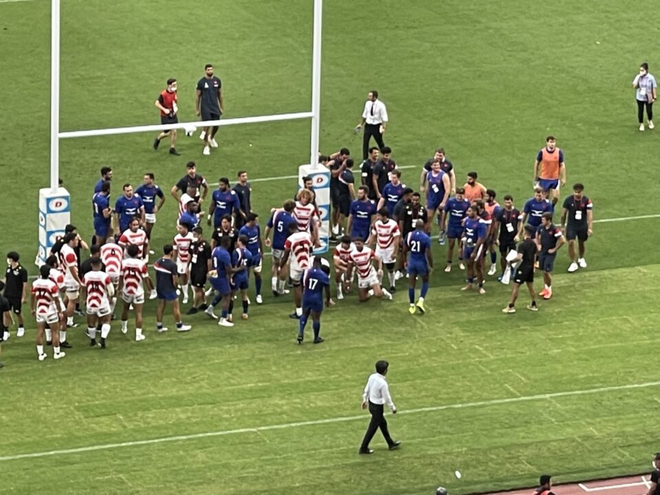 試合後の記念撮影前。親善試合らしく敵味方混じっての撮影。