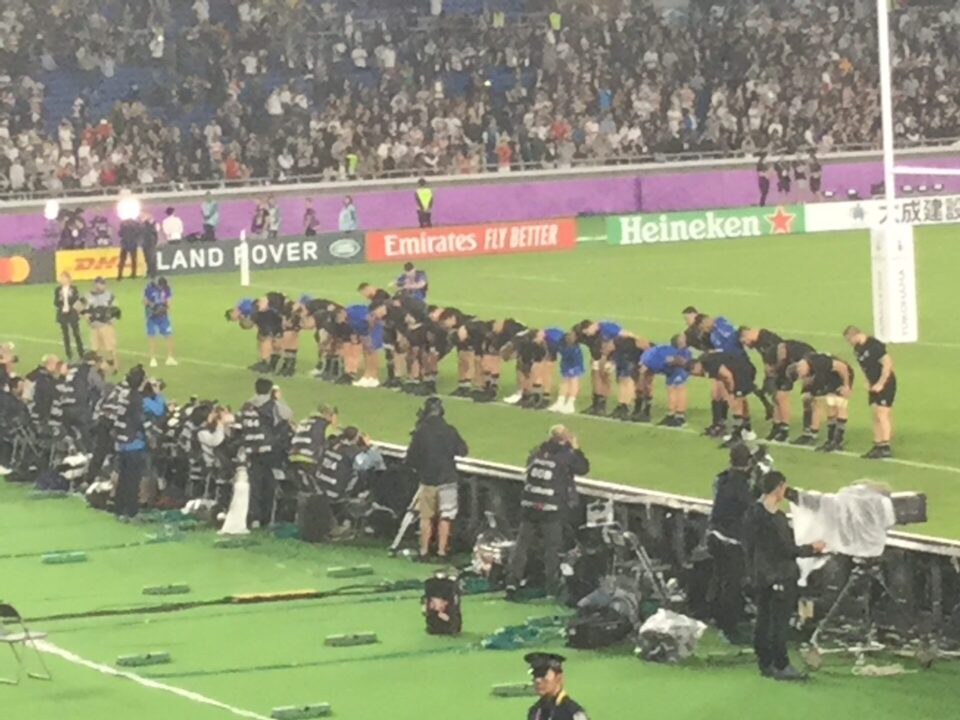 敗戦後でも律儀にスタンドにお辞儀するALL BLACKS。